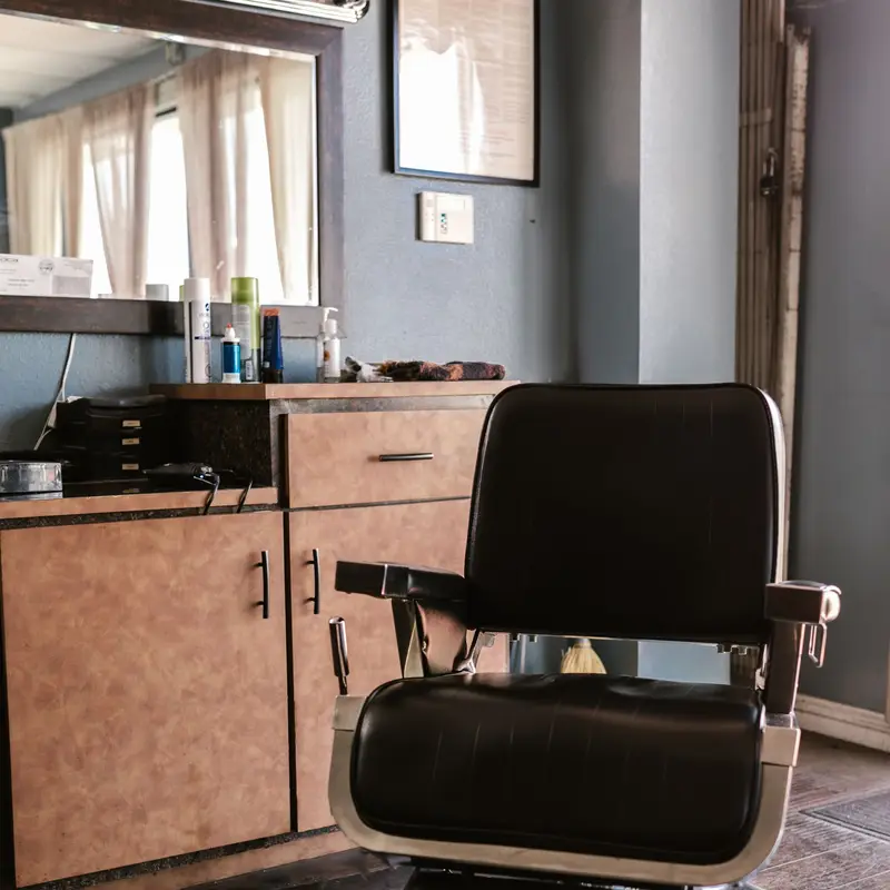 Klasik dükkânda vintage deri berber koltuğu